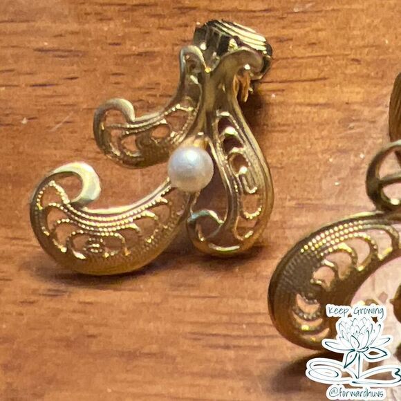 Vintage Gold Tone Clip On Earrings - Picture 3 of 8